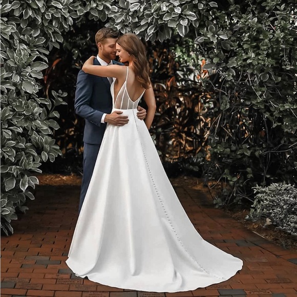 ESSENCE OF AUSTRALIA DOVE SATIN BALLGOWN WEDDING DRESS D3080 - Picture 3 of 4